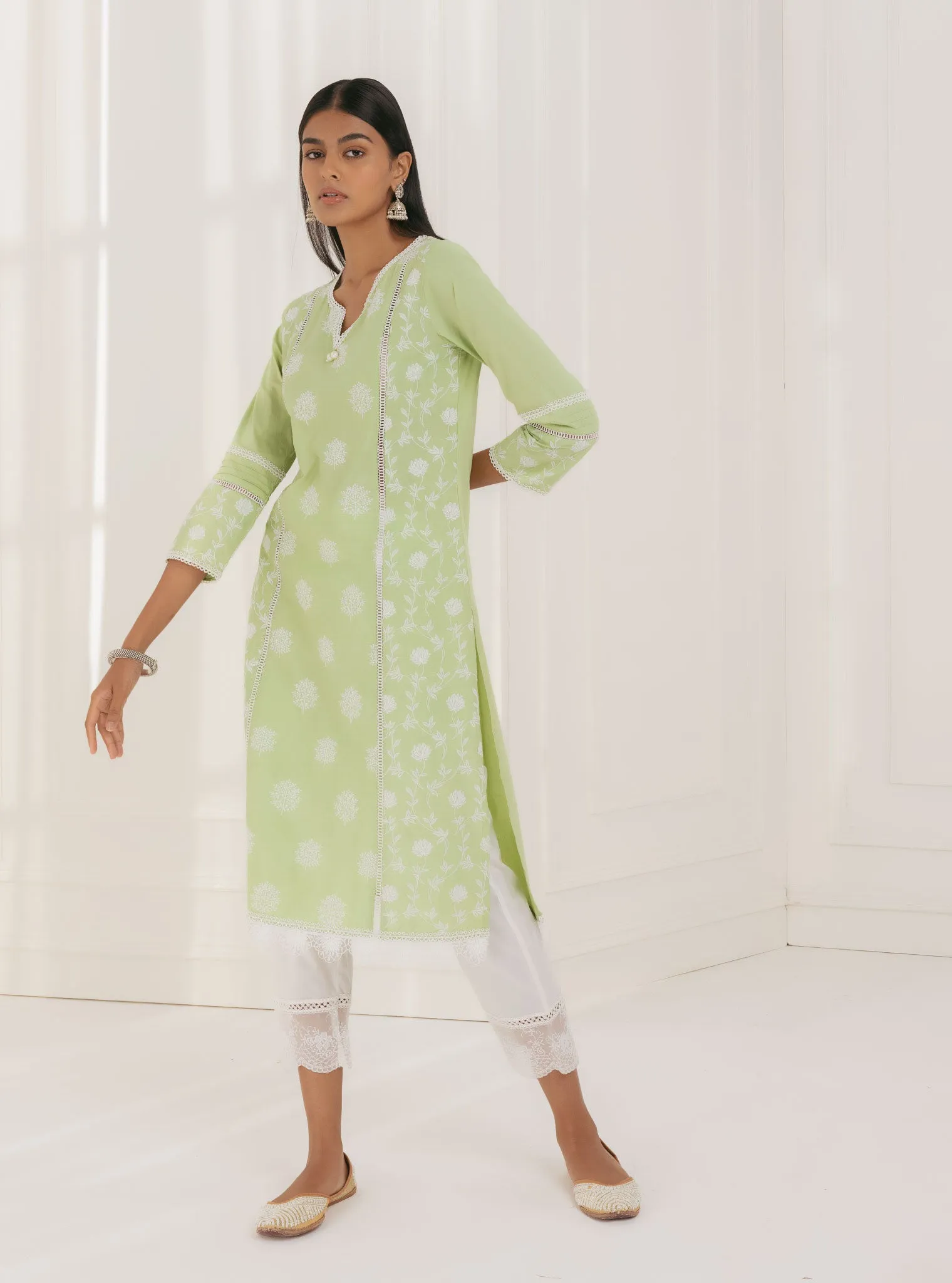 Mulmul Cotton Kannur Green Kurta With Emb Organza White Scallop pant