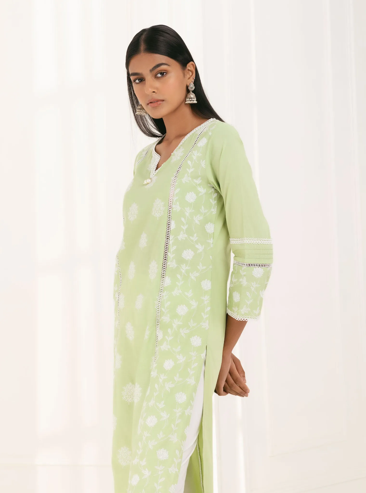 Mulmul Cotton Kannur Green Kurta With Emb Organza White Scallop pant