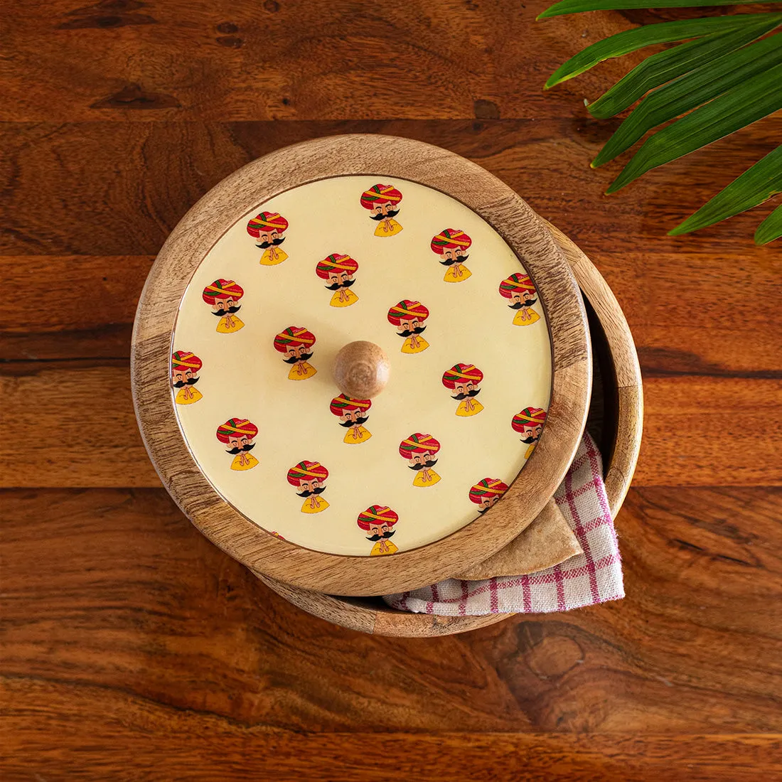 'Rajasthani Folk Musicians' Hand-Enamelled Chapati Box With Lid In Mango Wood (8.0 Inch, 1080 ml)